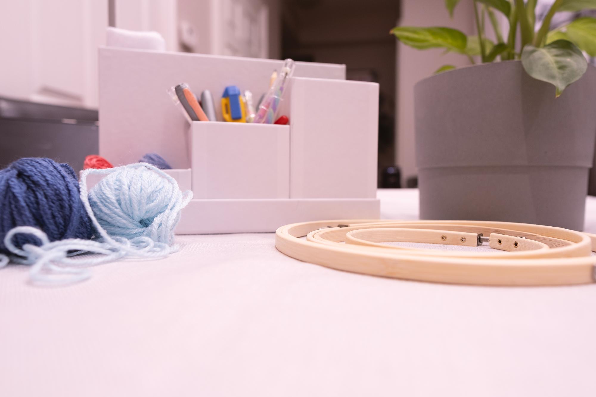 atelier con materiale da ricamo su tavolo in legno